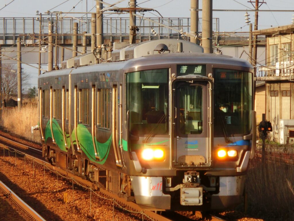 あいの風とやま鉄道　521系　新富山口駅　1番線　撮影　写真