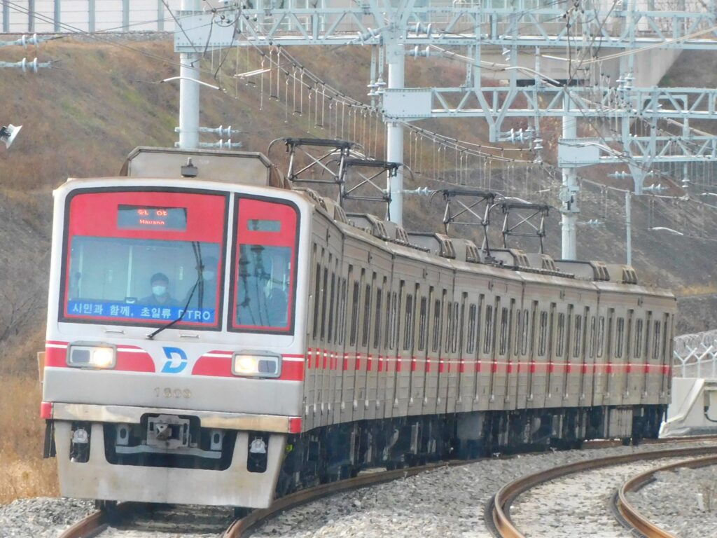 大邱都市鉄道　韓国　写真　撮影　대구한의대병원역　大邱韓医大病院駅　대구 도시철도　1000系　下りホーム